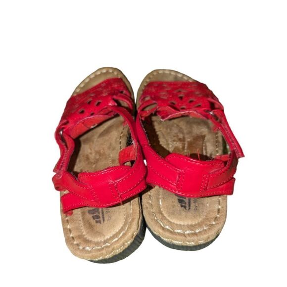 Cliffs by white mountain red sandals - Picture 3 of 10